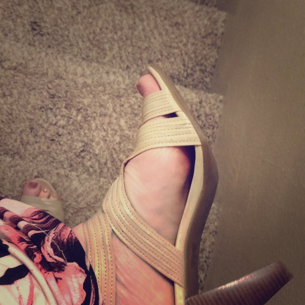 Franco Sarto cute strappy wrap pumps